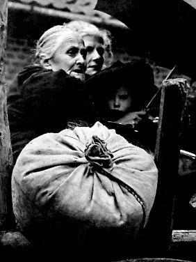 Hunger und Not: niederländische Frauen auf der Flucht vor dem Krieg, Kerkrade 1944.