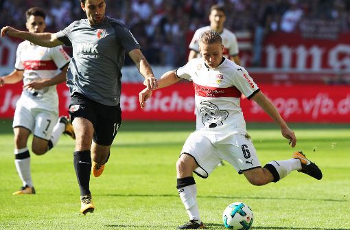VfB-Spieler Santiago Ascacibar verteidigt den Ball gegen den Augsburger Spieler Jan Moravek  Foto: Bongarts