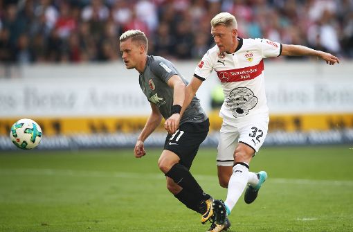 VfB-Neuzugang Andreas Beck (rechts) im Spiel gegen Philipp Max Foto: Bongarts