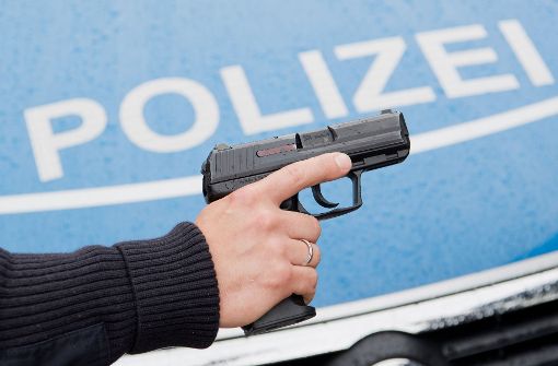 Als der 15-Jährige seine Hände nicht aus den Taschen nehmen will, zücken die Polizisten ihre Dienstwaffen. Foto: dpa