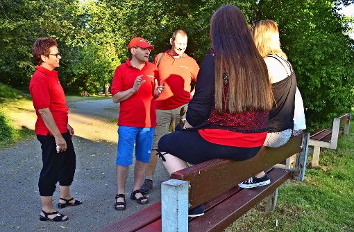 Die Nachtwanderer suchen gezielt die Gespräche mit den Jugendlichen Foto: Wiebke Wetschera Die Nachtwanderer suchen gezielt die Gespräche mit den Jugendlichen Foto: Wiebke Wetschera