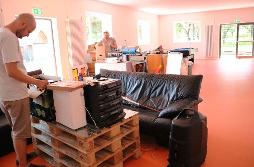 Die Sozialarbeiter richten sich im neuen Jugendhaus ein. Foto: Eva Herschmann Die Sozialarbeiter richten sich im neuen Jugendhaus ein. Foto: Eva Herschmann