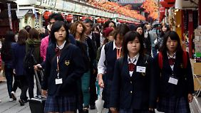 Braunes Haar wird häufig als rebellische Geste verstanden, schwarzes Haar steht in Japan für Tradition.