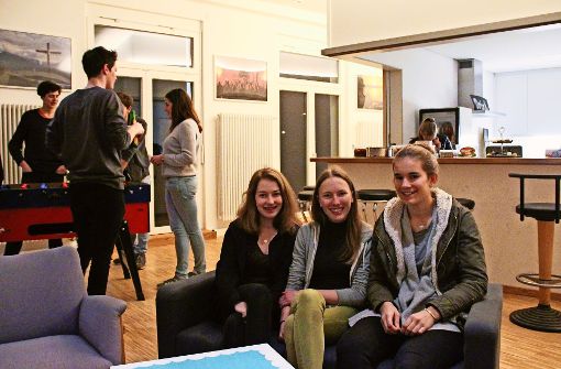 Kickern, Tischtennis  spielen oder einfach nur etwas trinken und reden: Seit Anfang des Jahres treffen sich die Degerlocher Jugendlichen an der Wurmlinger Straße 49. Foto: Sabrina Höbel