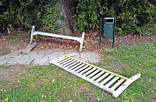 Vier Bänke im Exotischen Garten der Universität wurden völlig zerstört. Foto: Karin Klitzke