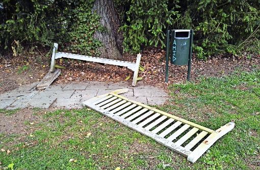 Vier Bänke im Exotischen Garten der Universität wurden völlig zerstört. Foto: Karin Klitzke