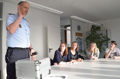 Der Revierleiter Martin Rathgeb erklärt den Jugendlichen die Arbeit der Polizei und beantwortet ihre Fragen. Foto: Sandra Hintermayr