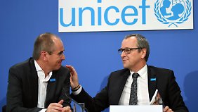 Deutschlands Unicef-Geschäftsführer Christian Schneider (l.) und Unicef-Regionaldirektor Mittlerer Osten und Afrika, Geert Cappelaere stellten den Bericht in Berlin vor.