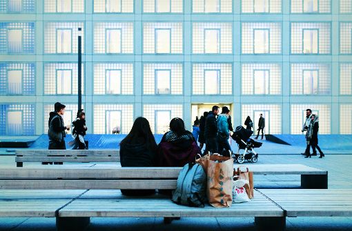 An kaum einem anderen Platz in der Stadt liegen Kultur und Jugendtreff so nah beieinander wie am Mailänder Platz zwischen Milaneo und Bibliothek. Foto: Lichtgut/Verena Ecker