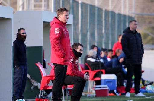 VfB-Coach Hannes Wolf an der Seitenlinie Foto: Pressefoto Baumann