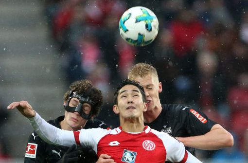 Die Stuttgarter Benjamin Pavard (links) und Timo Baumgartl (rechts) im Kampf um den Ball mit dem Mainzer Yoshinori Muto Foto: dpa