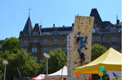 Der Kletterturm ist bei den Kindern  besonders beliebt.Im Zirkuszelt können die Kinder ihr Gleichgewicht testen. Foto: Sandra Hintermayr