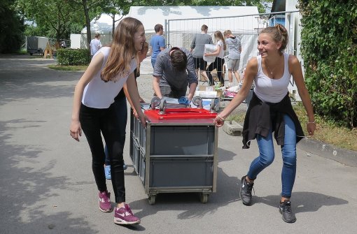 Viele Jugendliche helfen beim Aufbau des Waldheims mit. Foto:  