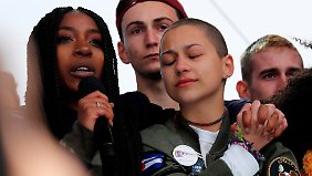 Emma Gonzalez (2.v.r.) mit weiteren Überlebenden des Parkland-Amoklaufs auf einer Demonstration in Washington.