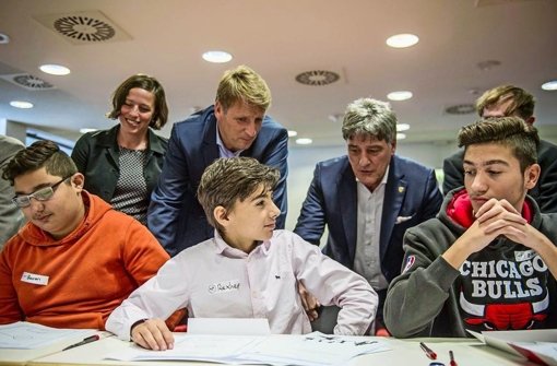 Ottilie Bälz (Robert-Bosch-Stiftung), Stefan Kiefer (Bundesliga-Stiftung) und VfB-PräsidentBernd Wahler (von links)  im Dialog mit den Schülern Baran, Rexhep und Mergim  Foto: Lichtgut/Max Kovalenko Foto:  