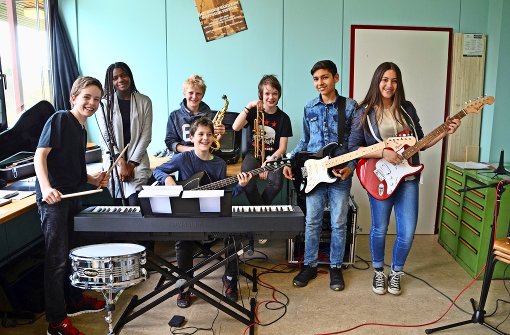 Patrick, Josephine, Felix, Lasse, Milan, Emanuel und Annika (von links) üben jeden Freitag im Jugendtreff Lauchhau. Sie hoffen, ihr Können und einige Lieder beim Lauchfest im Sommer präsentieren zu dürfen. Foto: Sandra Hintermayr