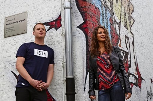 Markus Klemisch und Julia Daubenberger vor der Anlaufstellein Schmiden. Foto: Sigerist