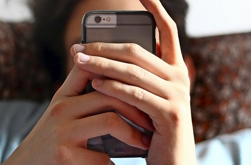 Verführung Smartphone: Jugendliche verschulden sich je nach Stadtteil unterschiedlich Foto: dpa