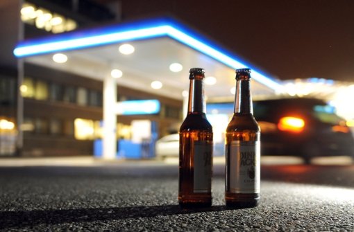 Wie leicht kommen Jugendliche an Alkohol? In Stuttgart wird das zu wenig kontrolliert Foto: dpa