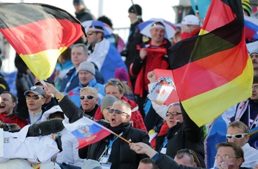 Viele deutschen Fans wie hier beim Langlauf sind nicht in Sotschi. Die Teilnehmer des Jugendcamps müssen deshalb anfeuern helfen. Foto: dpa