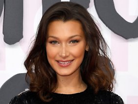 Bella Hadid sagt, an ihrem Gesicht sei alles ganz natürlich.