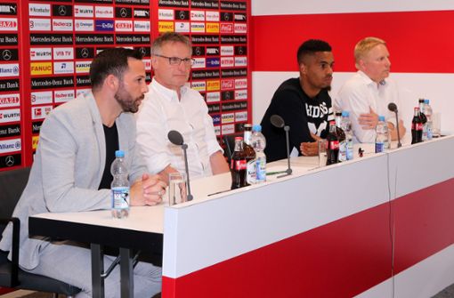 Der VfB hat Gonzalo Castro (l) und Daniel Didavi (2.v.r.) verpflichtet. Foto: Pressefoto Baumann