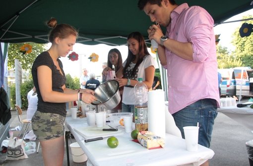 Die Mitglieder des Jugendrates haben für die Besucher zahlreiche alkoholfreie Cocktails gemischt. Foto: Ralf Recklies