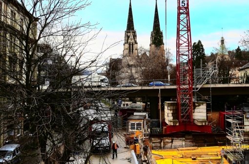 ie vielen zusätzlichen Autos, die künftig unter der Paulinenbrücke verkehren, bereiten den Bezirksbeiräten Sorgen. Sie fürchten, dass die Fläche für Die vielen zusätzlichen Autos, die künftig unter der Paulinenbrücke verkehren, bereiten den Bezirksbeiräten Sorgen. Sie fürchten, dass die Fläche für Jugendliche unattraktiv wird, wenn dort zu viel Verkehr herrscht. Foto: Heike Armbruster