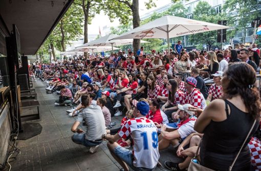 Etwa 3000 kroatische Fußballfans treffen sich hier, um gemeinsam das WM-Viertelfinale gegen Russland zu gucken. Foto: Lichtgut/Julian Rettig