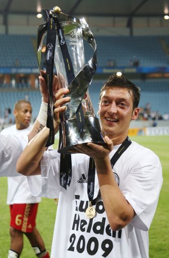 2009 gewinnt er mit der goldenen Generation um Sami Khedira, Mats Hummels, Manuel Neuer und Jerome Boateng die U21-EM. Im Hintergrund: Dennis Aogo vom VfB Stuttgart. Foto: SCANPIX_SWEDEN/epa