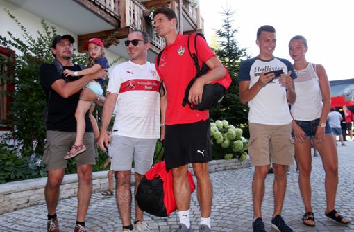 ...gleich wieder von Fans umringt bei der Ankunft in Grassau. Foto: Pressefoto Baumann