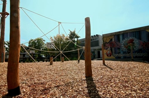 Während im Innern von Haus 11 Rohre und Leitungen saniert werden, wird im Außenbereich ein Klettergarten gebaut. Foto: Bernd Zeyer