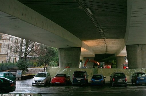 Der den Jugendlichen zugedachte Platz  unter der Paulinenbrücke ist ohnehin eher schaurig als schön und inzwischen auf einen Quadratmeterzahl nahe null geschrumpft. Foto: Achim Zweygarth