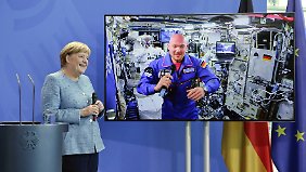 Merkel an Weltall: Die Kanzlerin im Gespräch mit Astronaut Alexander Gerst.