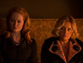 Miranda Otto und Lucy Davis spielen Sabrinas Tanten Zelda und Hilda.