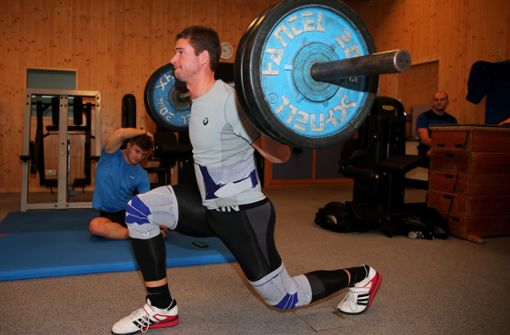 Bevor Johannes Lochner durch die Eisrinne jagt, schuftet er zwei Stunden im Fitnessraum des Bob-und-Schlittenverbandes Deutschland in Berchtesgaden – und trägt 100 Kilogramm über zehn Meter, dabei geht er bei jedem Schritt tief in die Knie. Foto: Baumann