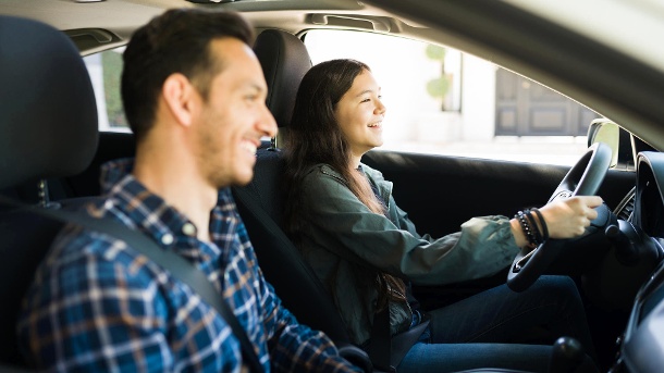 Begleitetes Fahren: In Deutschland dürfen Jugendliche unter bestimmten Voraussetzungen schon mit 17 Jahren Auto fahren. (Quelle: Getty Images/Antonio_Diaz)